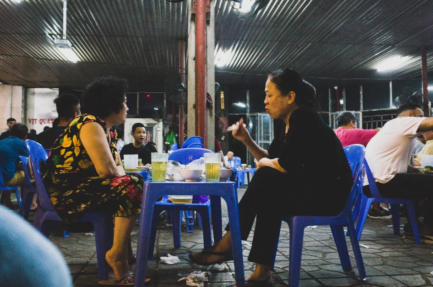 Women drinking bia hoi